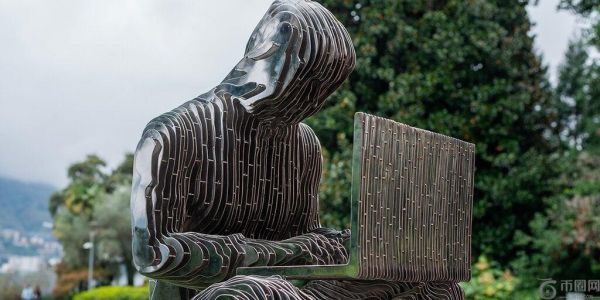 比特币创始人中本聪雕像遭破坏后从卢加诺湖中恢复