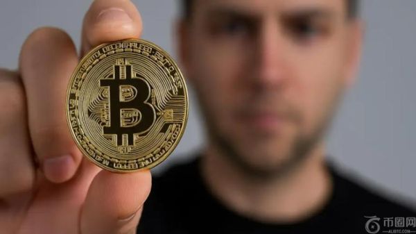 比特币投资者面临抉择：长期乐观与短期承压并存